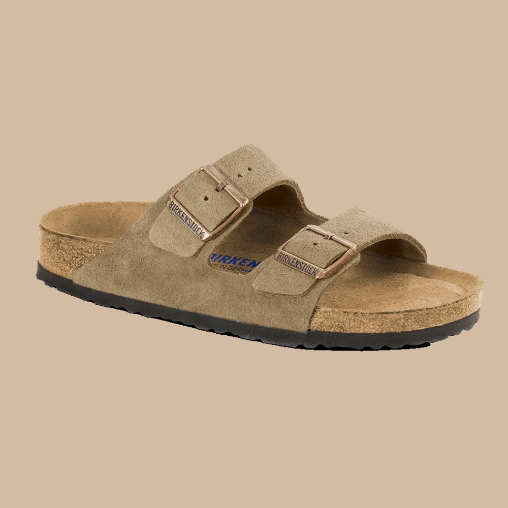 Shop Birkenstock - Sandales Lit de pied souple Arizona - Taupe beige