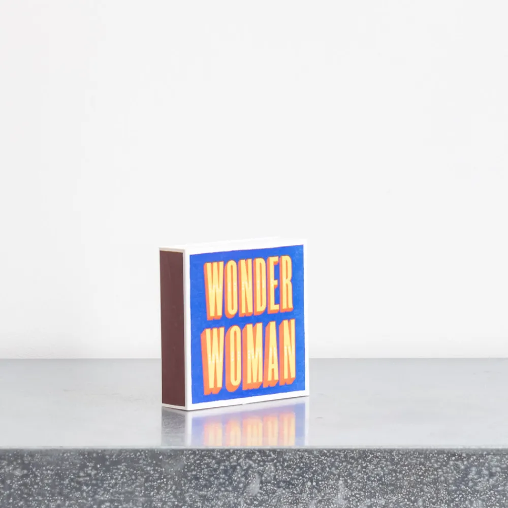 Shop 590 FINE MATCH BOX Boîte de 150 grandes allumettes - Wonder Woman