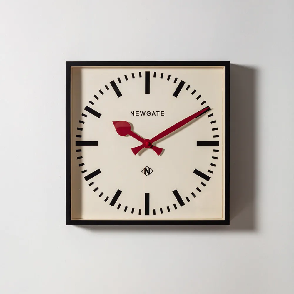 Cheap 1827 NEWGATE Horloge murale carrée Number 5 - Aiguilles rouge